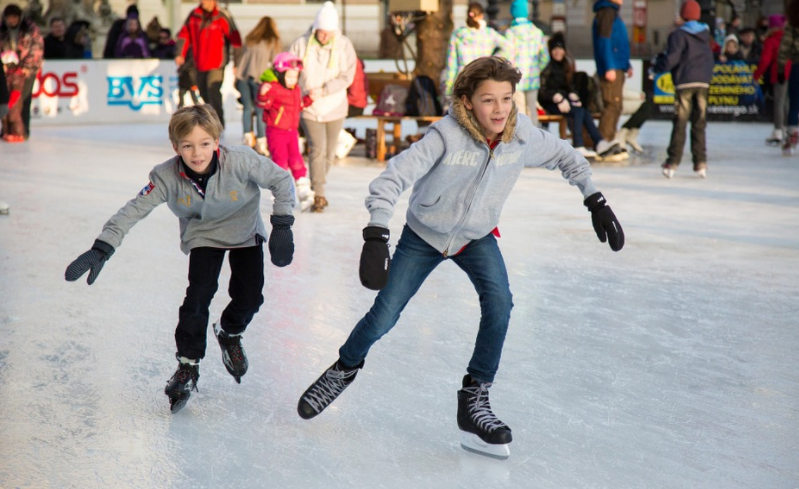 kids ice skating